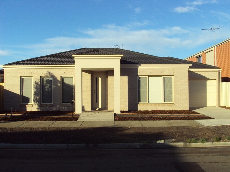 2/11 Millennium Drive, Sunshine West VIC 3020