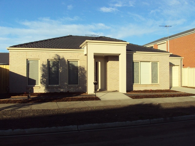2/11 Millennium Drive, Sunshine West VIC 3020
