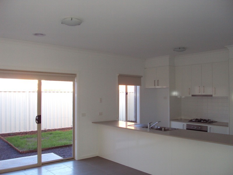 2/11 Millennium Drive, Sunshine West VIC 3020