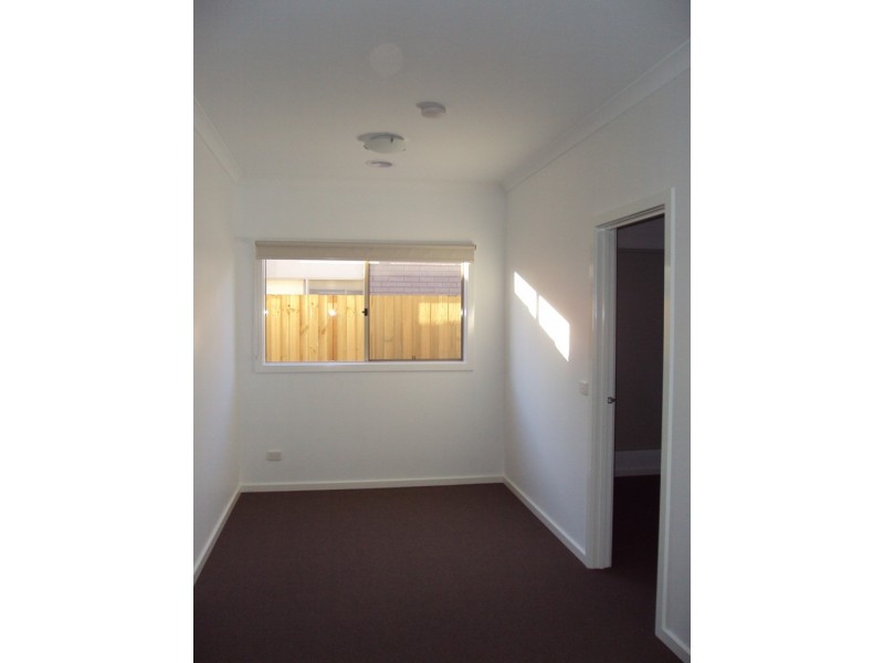 2/11 Millennium Drive, Sunshine West VIC 3020