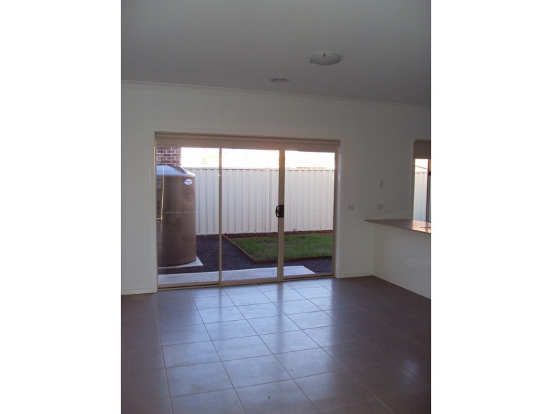 2/11 Millennium Drive, Sunshine West VIC 3020