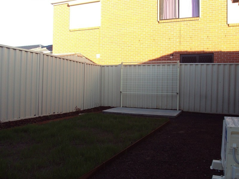 2/11 Millennium Drive, Sunshine West VIC 3020