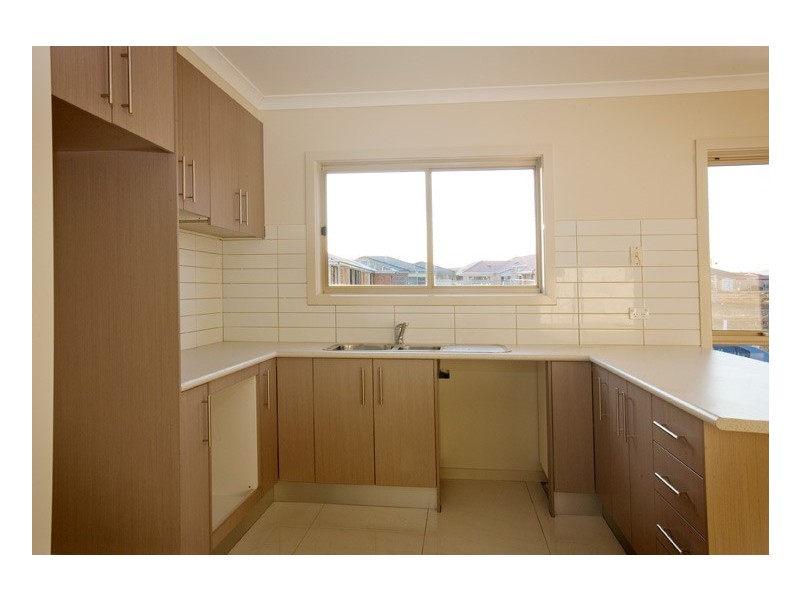 2/20 Statesman Drive, Melton VIC 3337