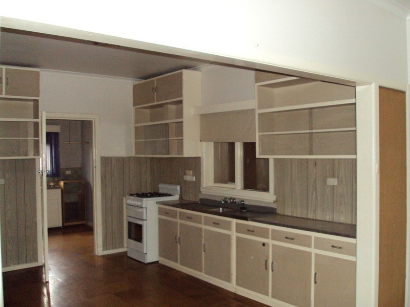 4 Godfrey Avenue, Sunshine North VIC 3020