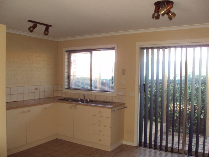 2/27 Bruce Street, Altona Meadows VIC 3028