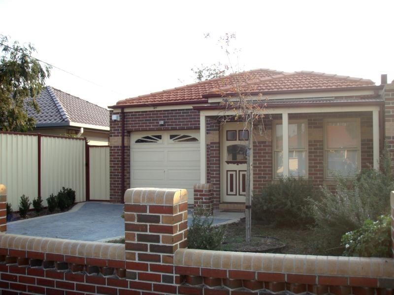 9 Angus Avenue, Newport VIC 3015