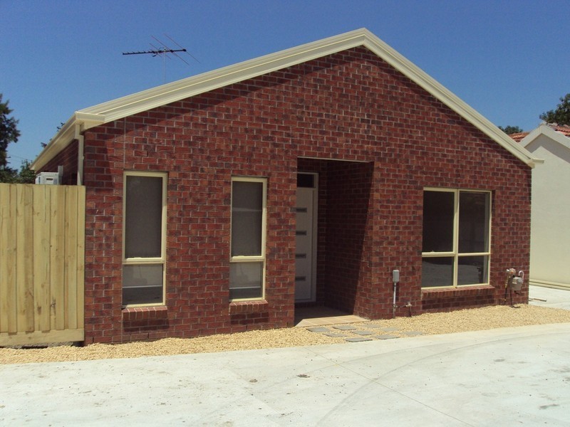 2/17 Lowe Crescent, Sunshine VIC 3020