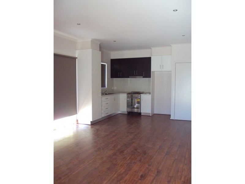 2/17 Lowe Crescent, Sunshine VIC 3020