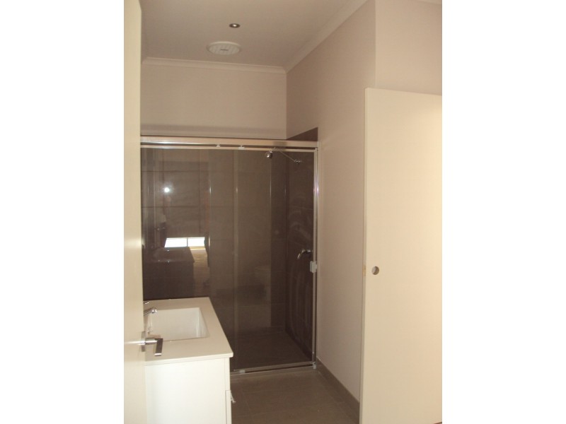 2/17 Lowe Crescent, Sunshine VIC 3020