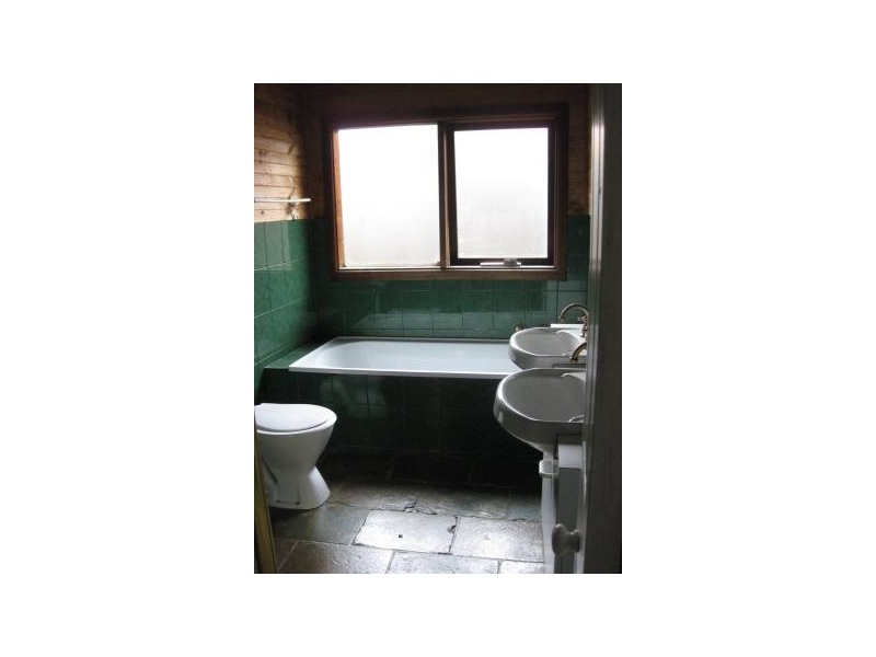 35 Eames Avenue, Brooklyn VIC 3012