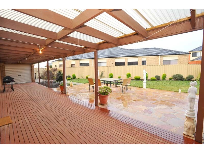 9 Alexandra Gardens, Caroline Springs VIC 3023
