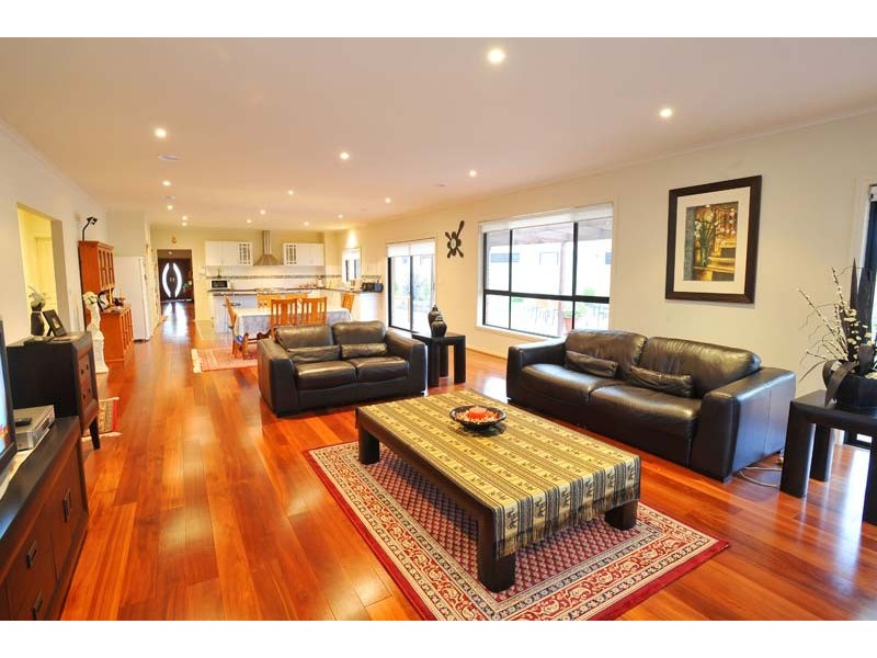 9 Alexandra Gardens, Caroline Springs VIC 3023