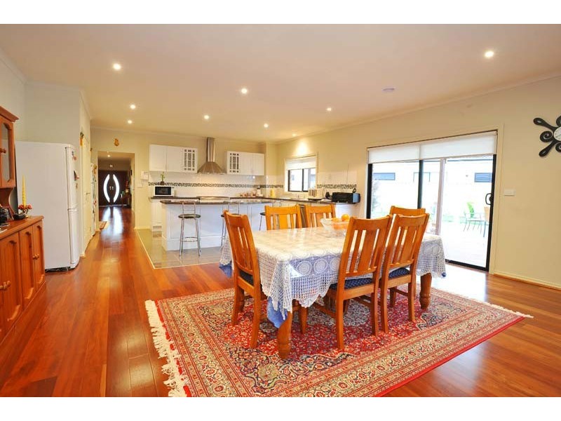 9 Alexandra Gardens, Caroline Springs VIC 3023