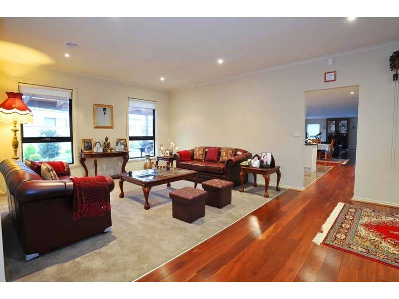 9 Alexandra Gardens, Caroline Springs VIC 3023