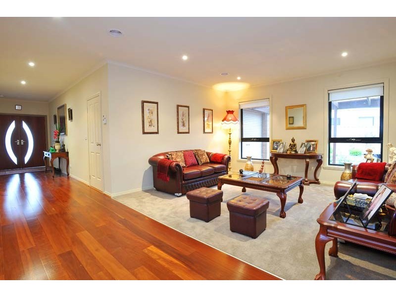 9 Alexandra Gardens, Caroline Springs VIC 3023