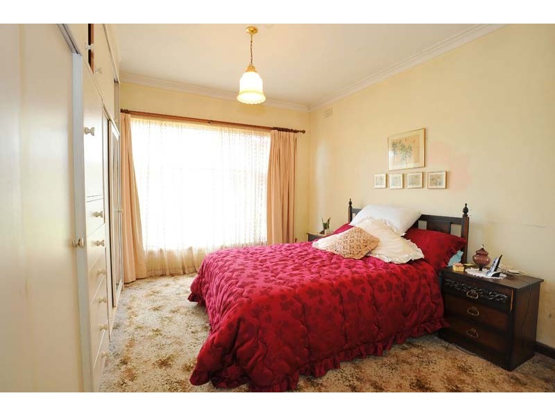 18 Edward Avenue, Altona North VIC 3025