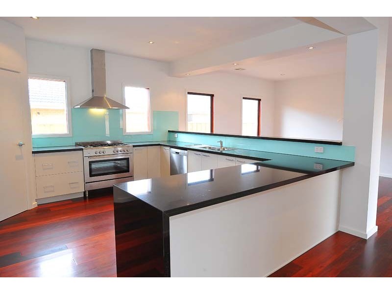 8 Halfmoon Terrace, Sanctuary Lakes VIC 3030