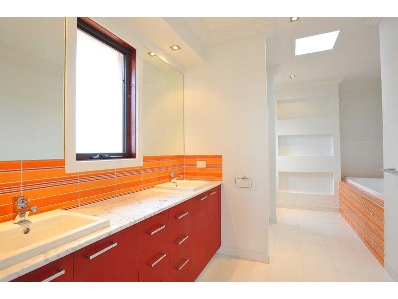 8 Halfmoon Terrace, Sanctuary Lakes VIC 3030