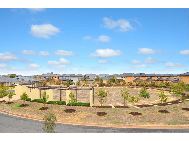 8 Halfmoon Terrace, Sanctuary Lakes VIC 3030