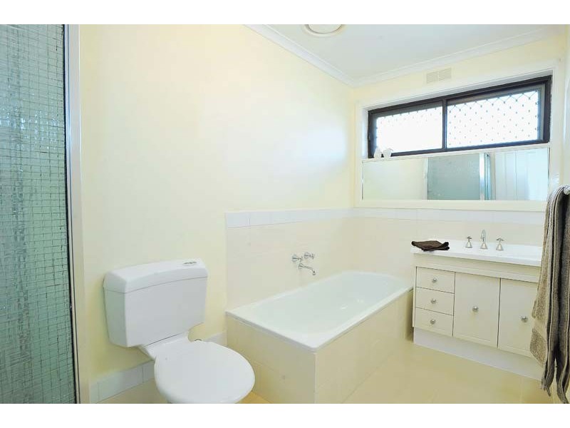 2/98 Saltley Street, South Kingsville VIC 3015