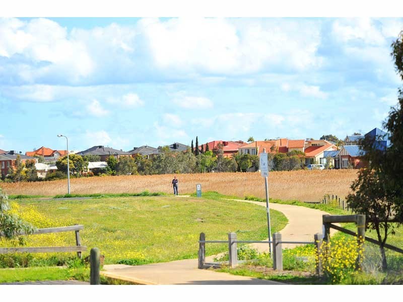 2/14 Spicer Boulevard, Altona Meadows VIC 3028