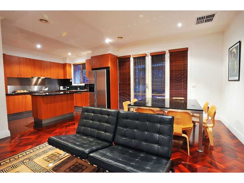 2/2A Pentland Parade, Seddon VIC 3011