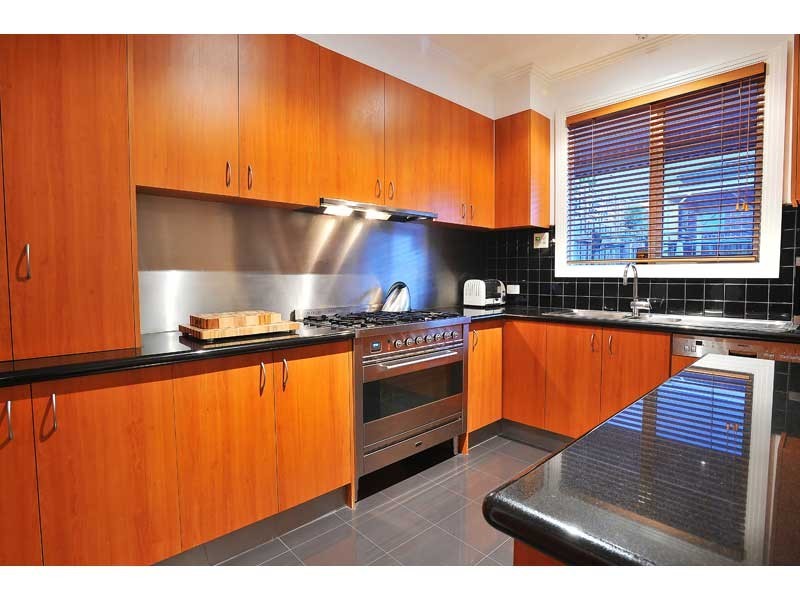 2/2A Pentland Parade, Seddon VIC 3011