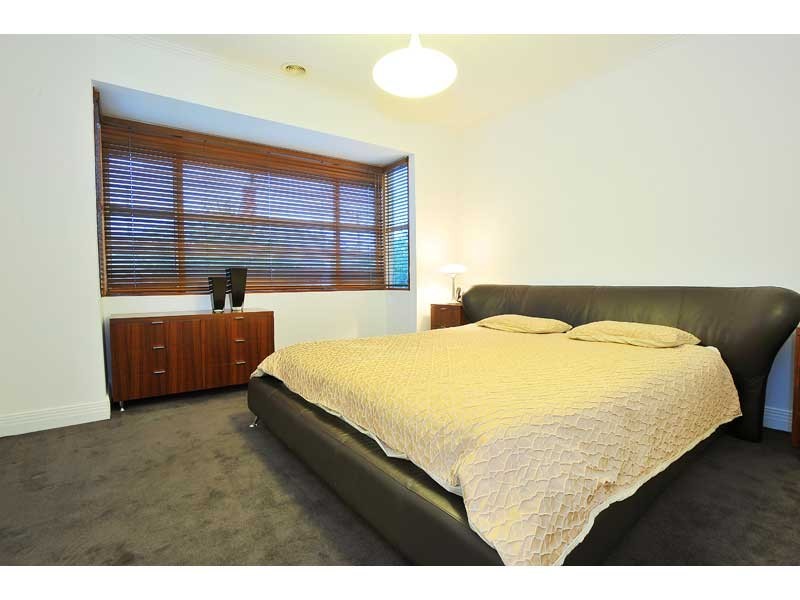 2/2A Pentland Parade, Seddon VIC 3011