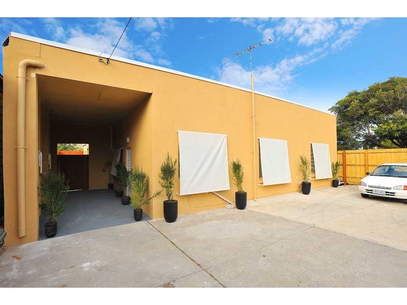 2/10 Blenheim Road, Newport VIC 3015