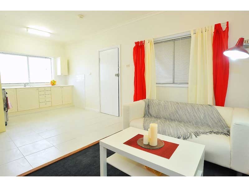 2/10 Blenheim Road, Newport VIC 3015