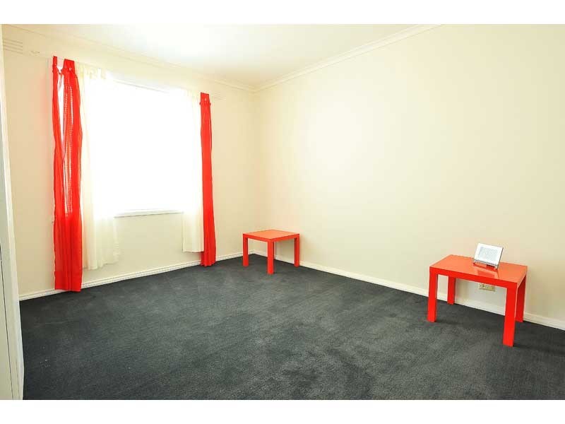 2/10 Blenheim Road, Newport VIC 3015