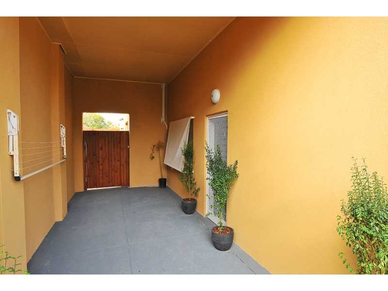 2/10 Blenheim Road, Newport VIC 3015