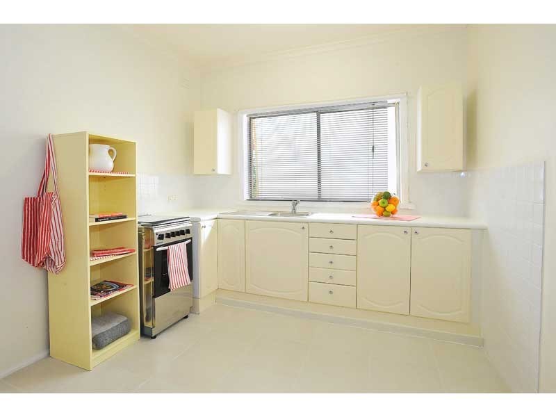 2/10 Blenheim Road, Newport VIC 3015