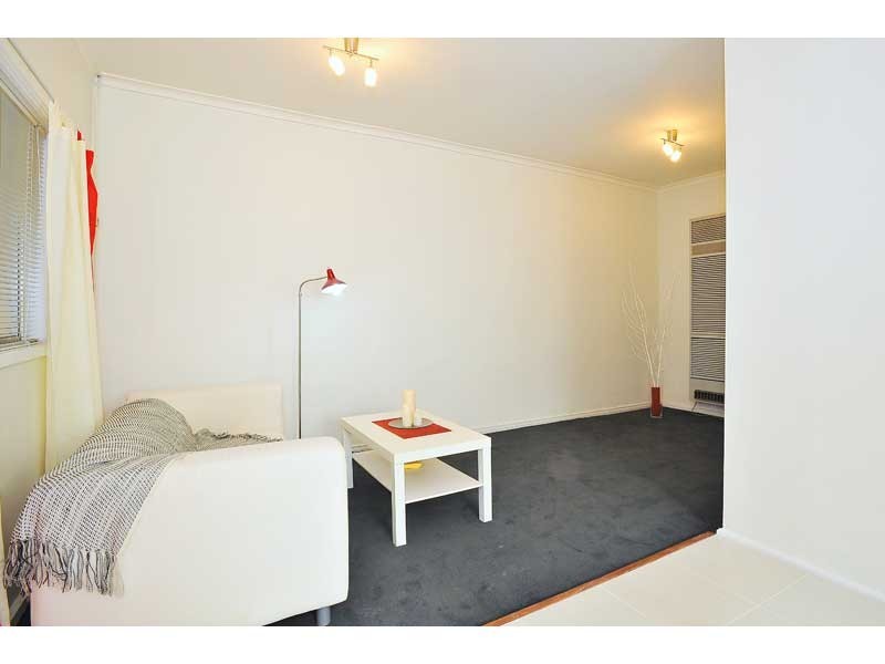 2/10 Blenheim Road, Newport VIC 3015