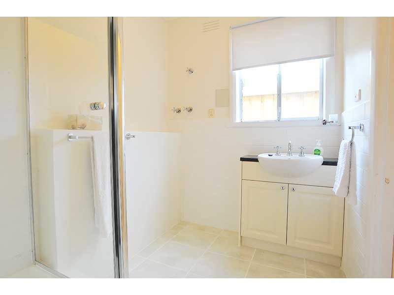 2/10 Blenheim Road, Newport VIC 3015