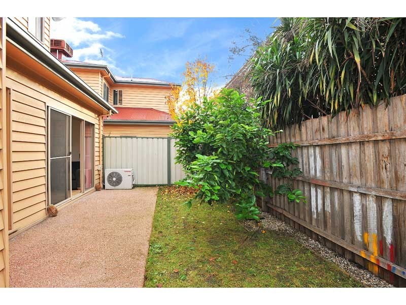 2/9 Saltley Street, South Kingsville VIC 3015
