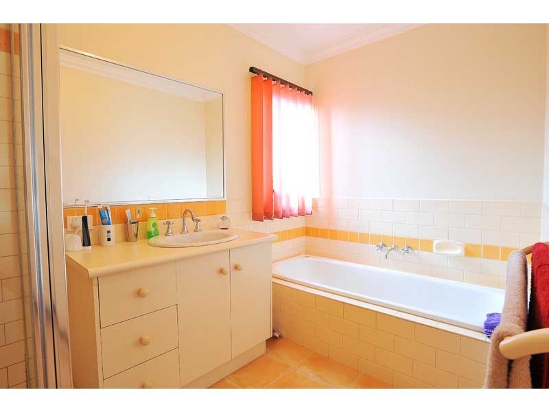 2/9 Saltley Street, South Kingsville VIC 3015