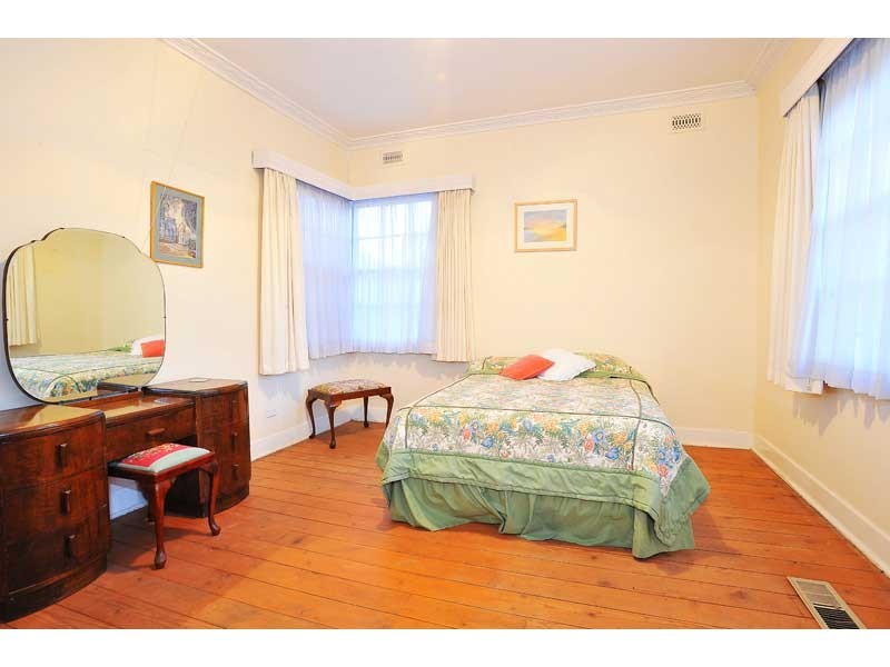 216 Douglas Parade, Newport VIC 3015