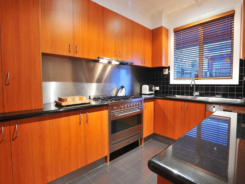 2/2A Pentland Parade, Seddon VIC 3011