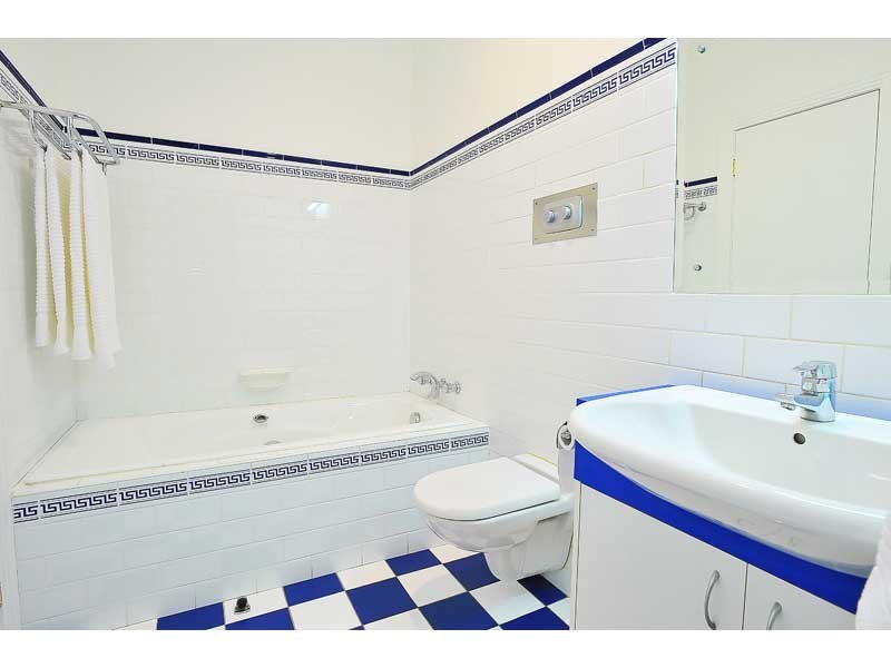 2/2A Pentland Parade, Seddon VIC 3011