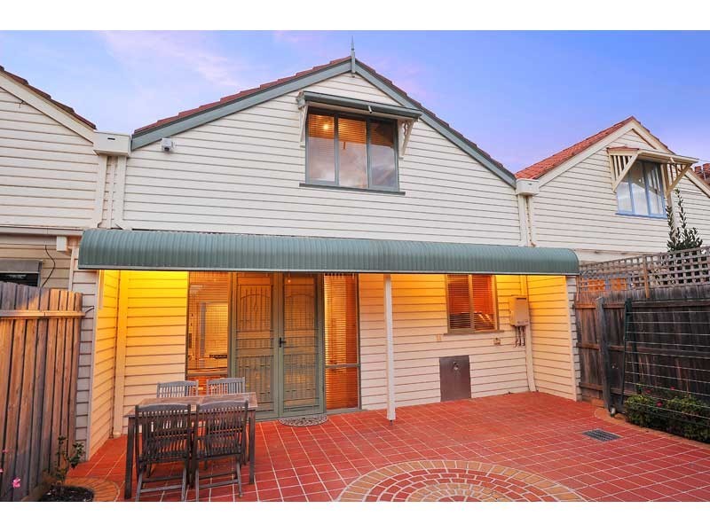 2/2A Pentland Parade, Seddon VIC 3011