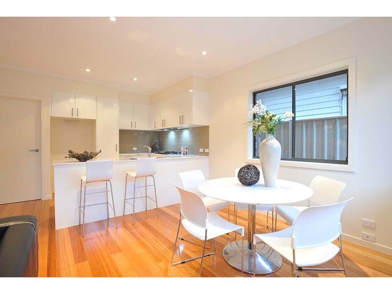 2/24 Clyde Street, Newport VIC 3015