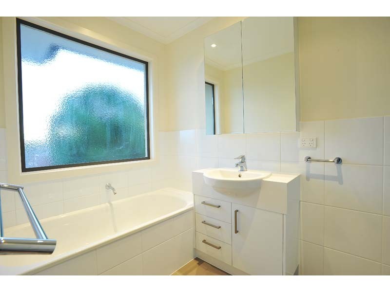 2/24 Clyde Street, Newport VIC 3015