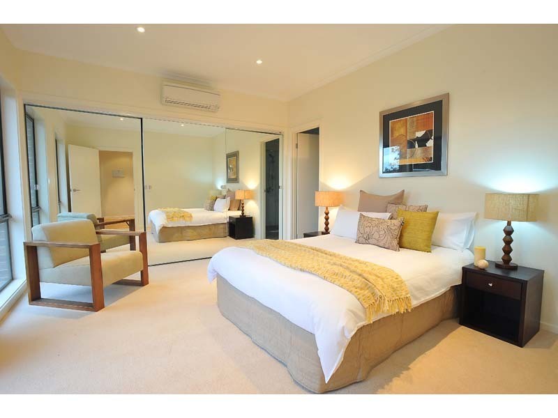 2/24 Clyde Street, Newport VIC 3015