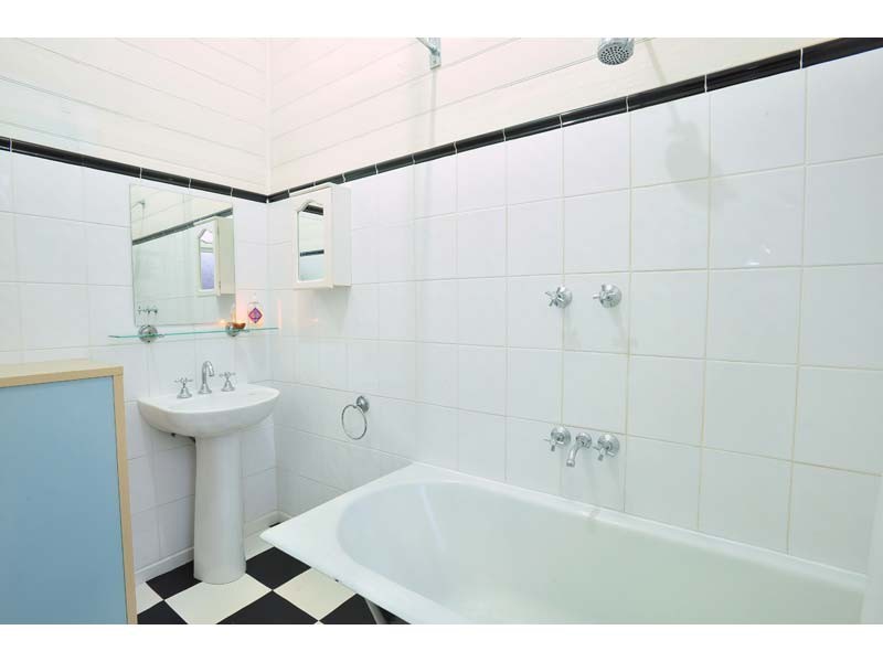 27 Hamilton Street, Seddon VIC 3011