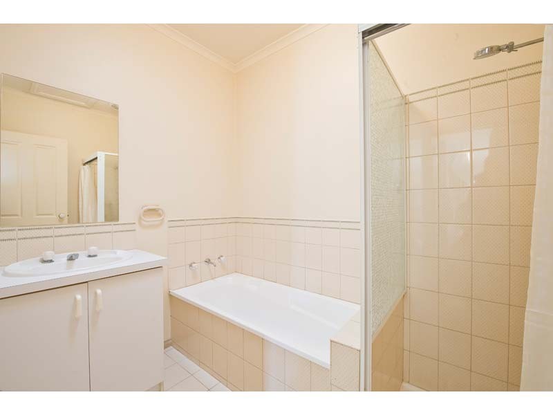 2/28 Hobbs Street, Seddon VIC 3011