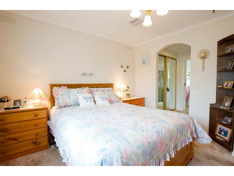 4 Calcutta Close, Altona Meadows VIC 3028