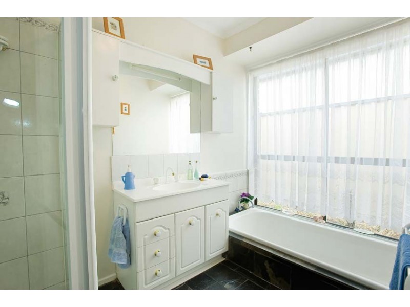 4 Calcutta Close, Altona Meadows VIC 3028