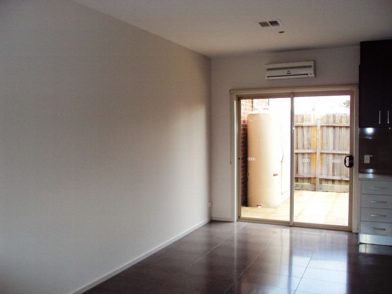 2/136 Churchill Avenue, Braybrook VIC 3019