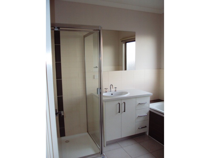 2/136 Churchill Avenue, Braybrook VIC 3019